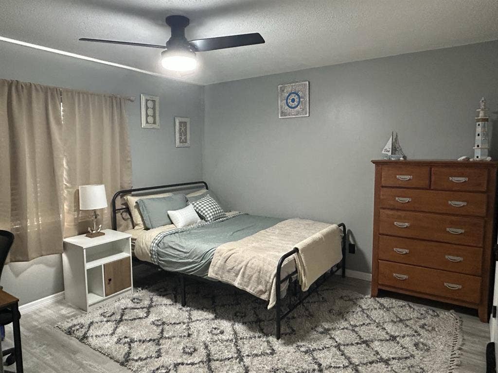 Monthly Flat fee - roommate wanted