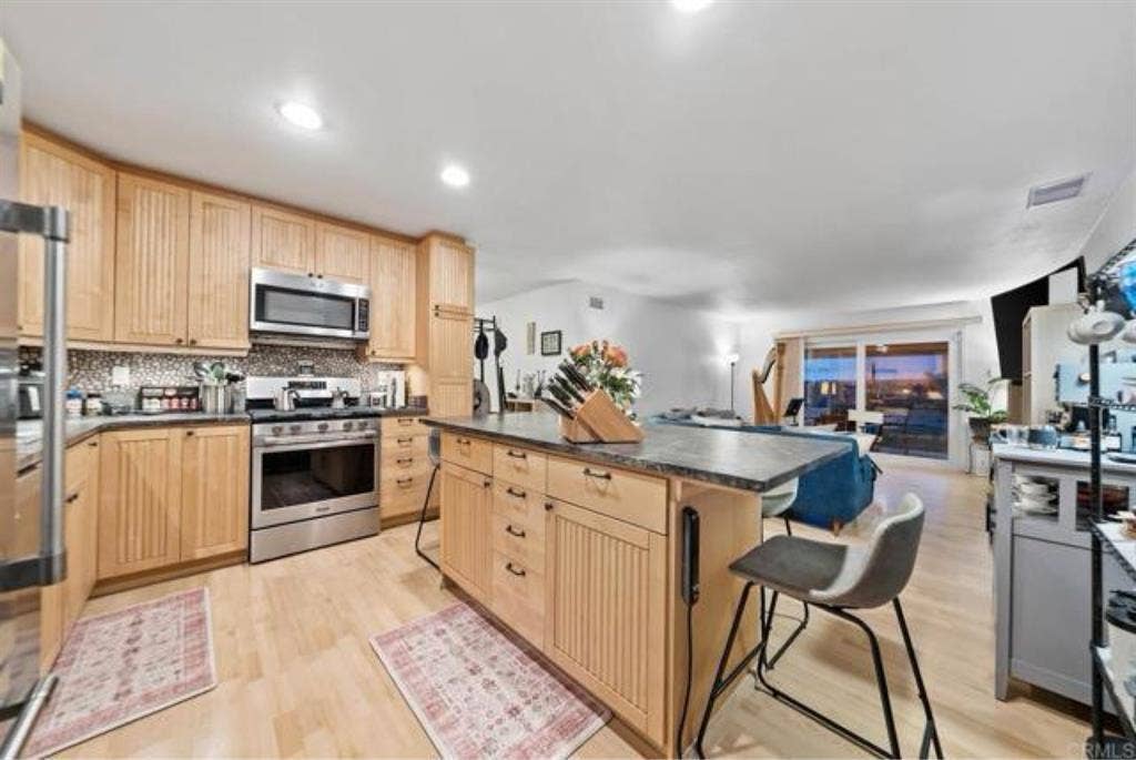 Private Room in San Diego- $ Off