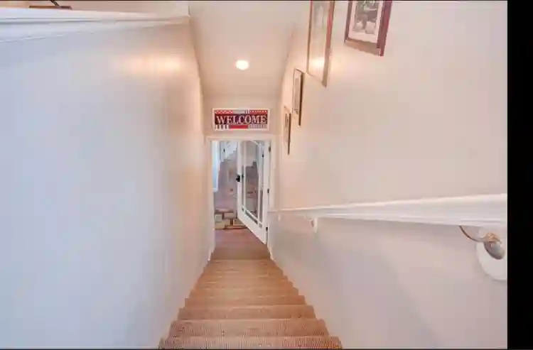 Upscale, clean and quiet.