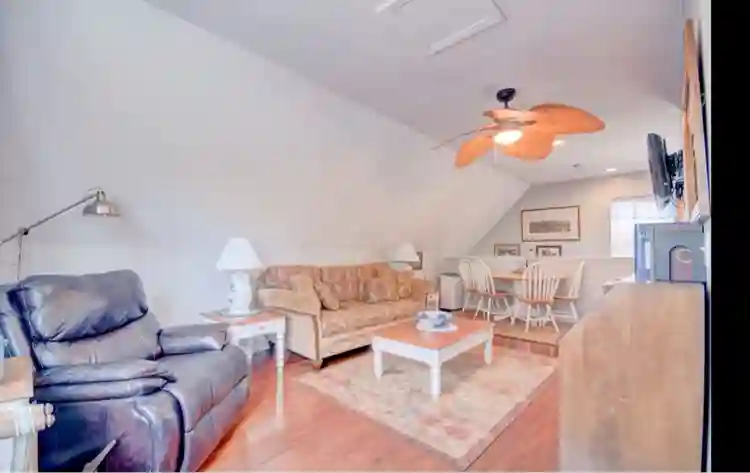 Upscale, clean and quiet.