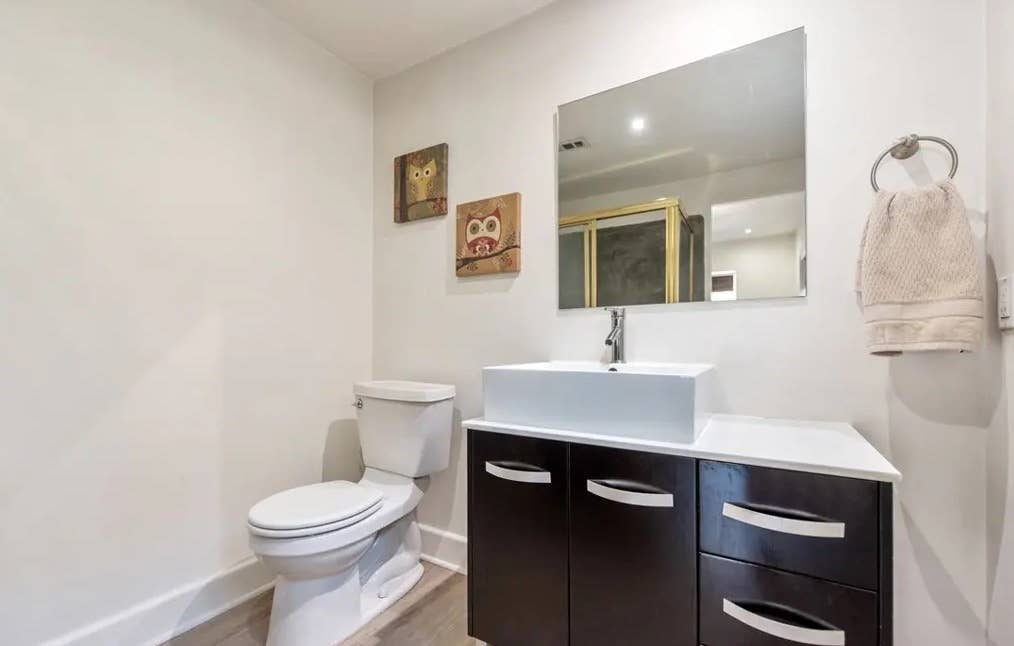 Private room/w parking by mall