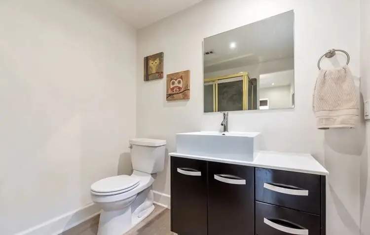 Private room/w parking by mall