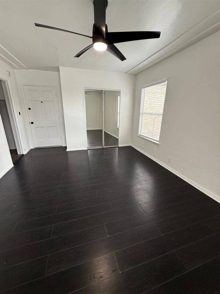 Private room/w parking by mall