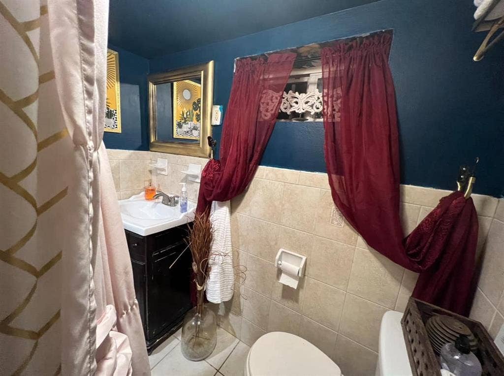 Single furnished room with bathroom