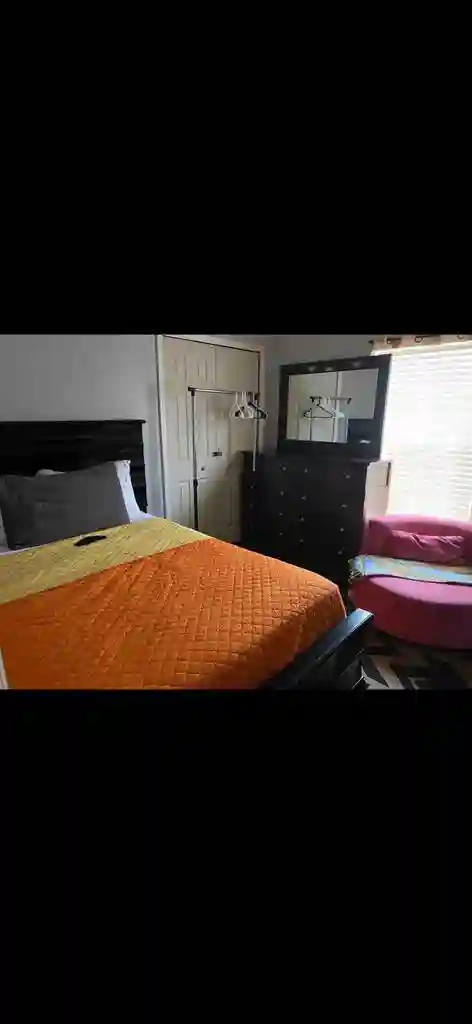 Full size bed w shared bathroom