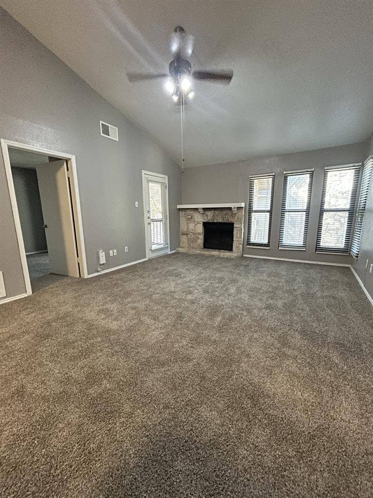 Salado Crossing 
! Move in special