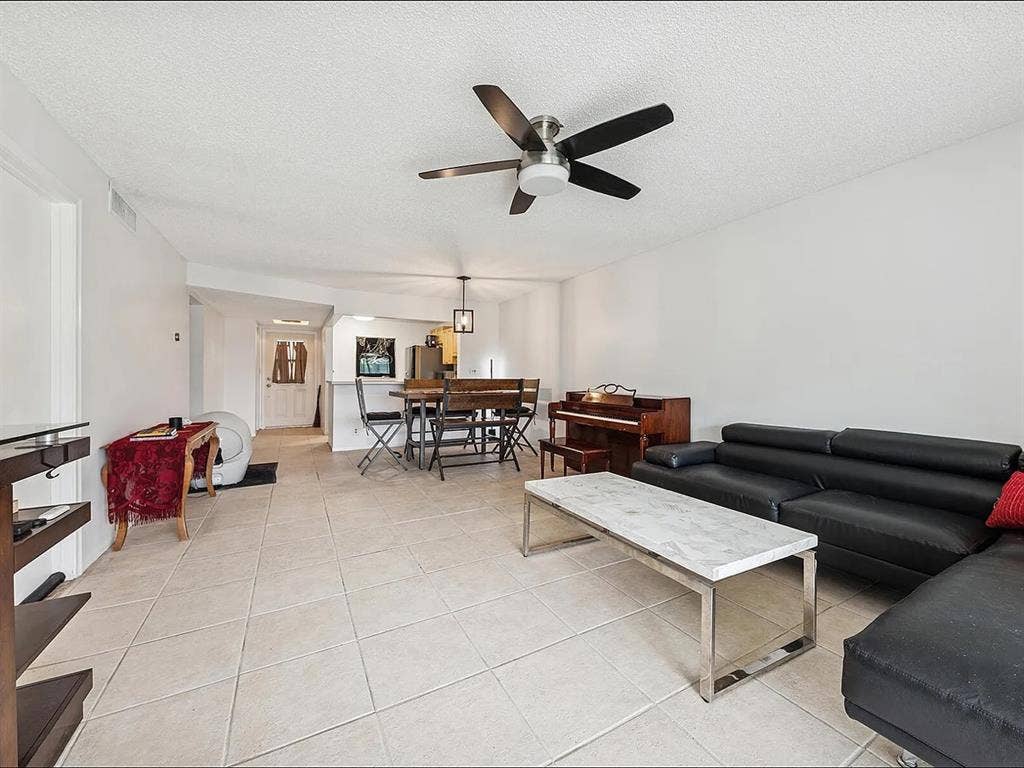 One bedroom with private bathroomm