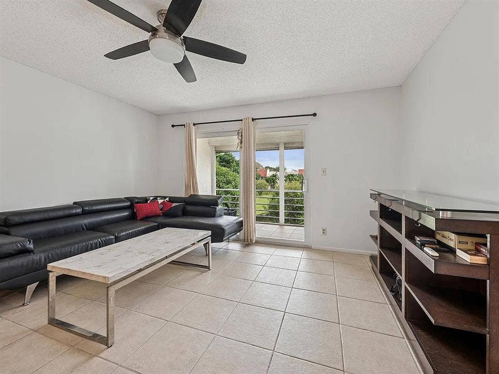 One bedroom with private bathroomm