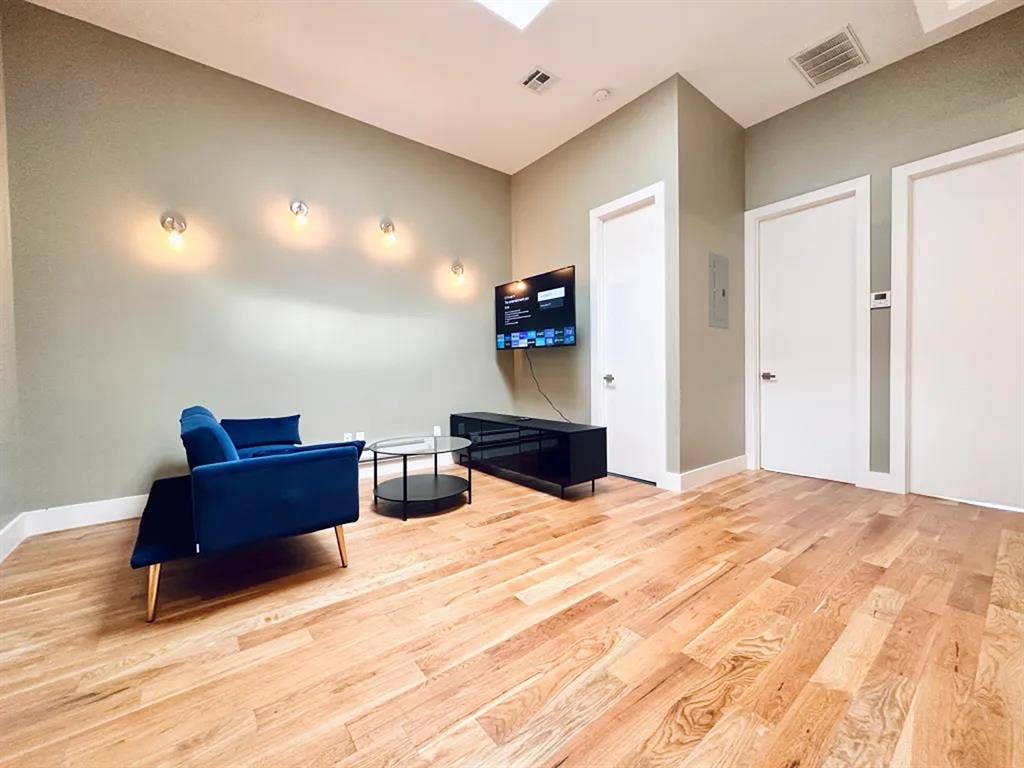 Putnam Avenue Room #