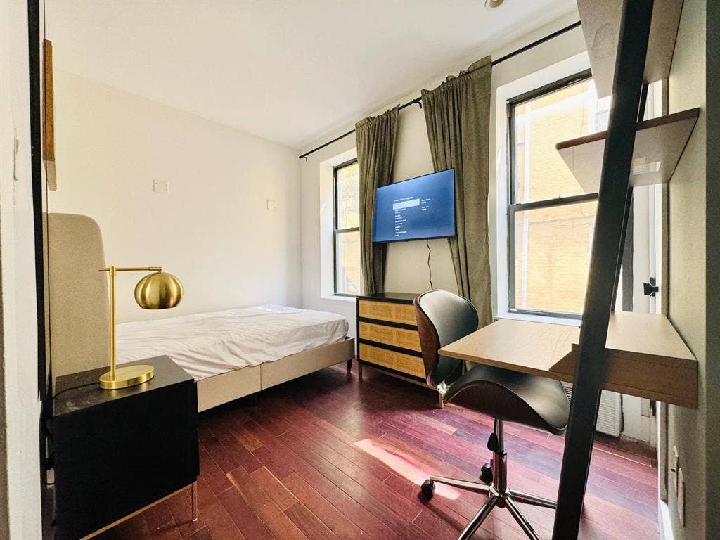 Starr St (14 minute to Manhattan)