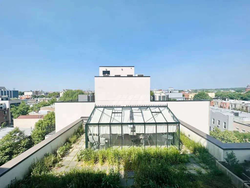 Luxury building, Balcony #221