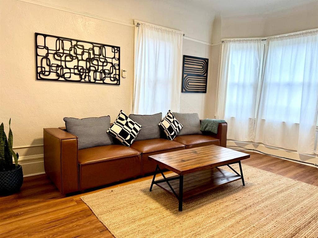 GORGEOUS ROOM IN DOWNTOWN OAKLAND