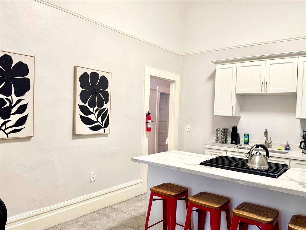 GORGEOUS ROOM IN DOWNTOWN OAKLAND