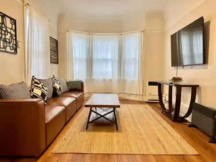 GORGEOUS ROOM IN DOWNTOWN OAKLAND