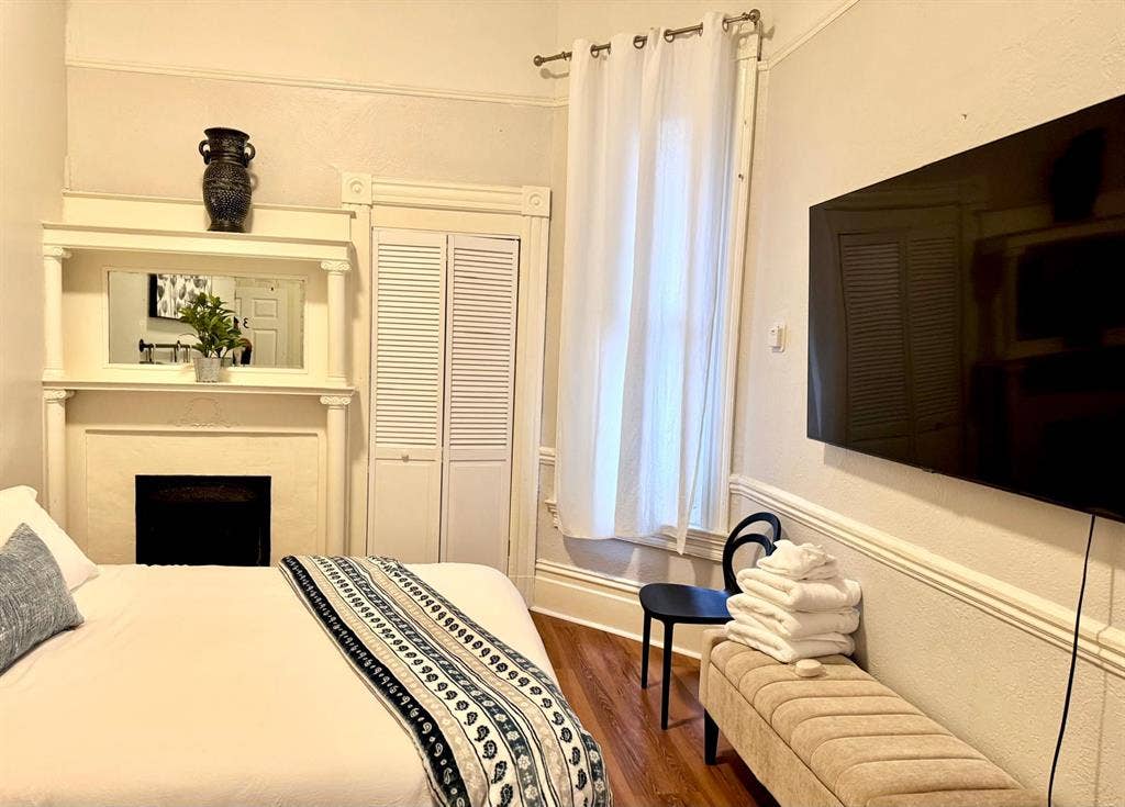 GORGEOUS ROOM IN DOWNTOWN OAKLAND