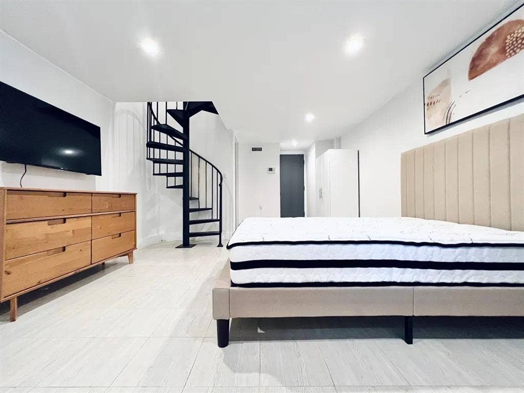 Madison Street Room #