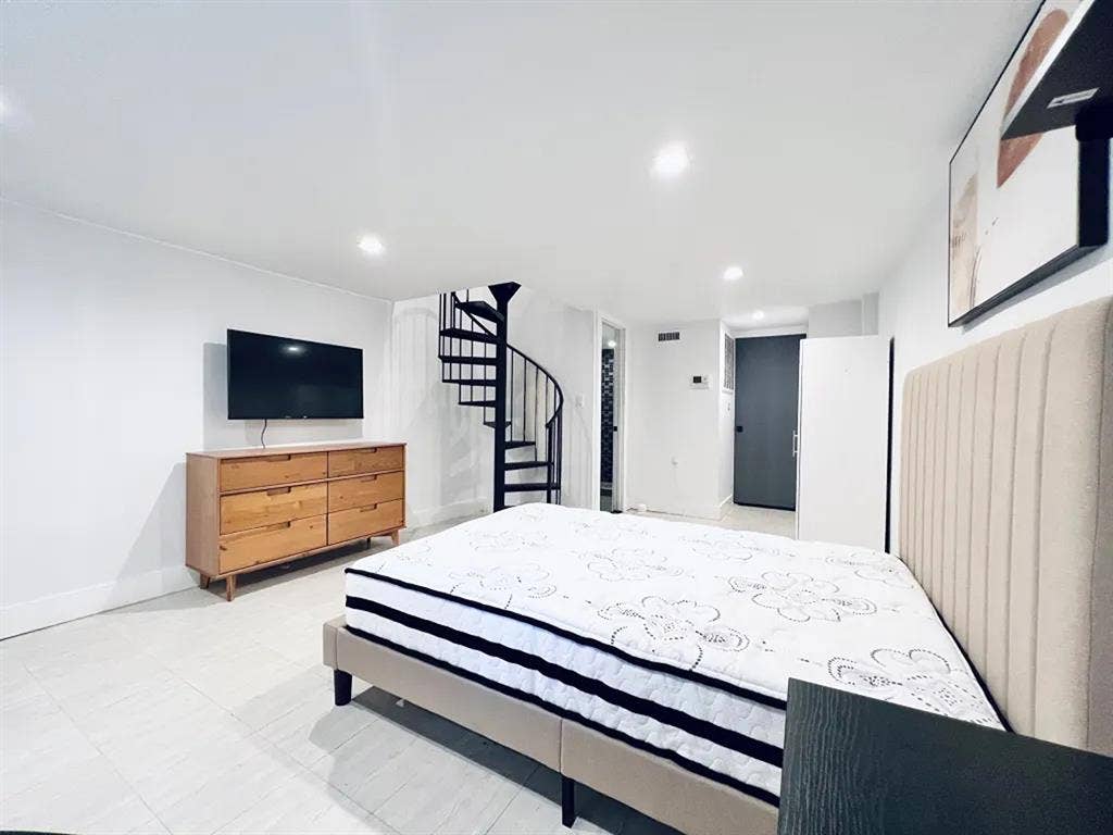 Madison Street Room #