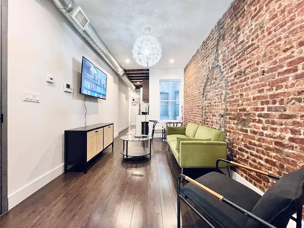 Madison Street Room #