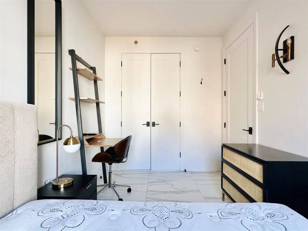 Willoughby Avenue Room #