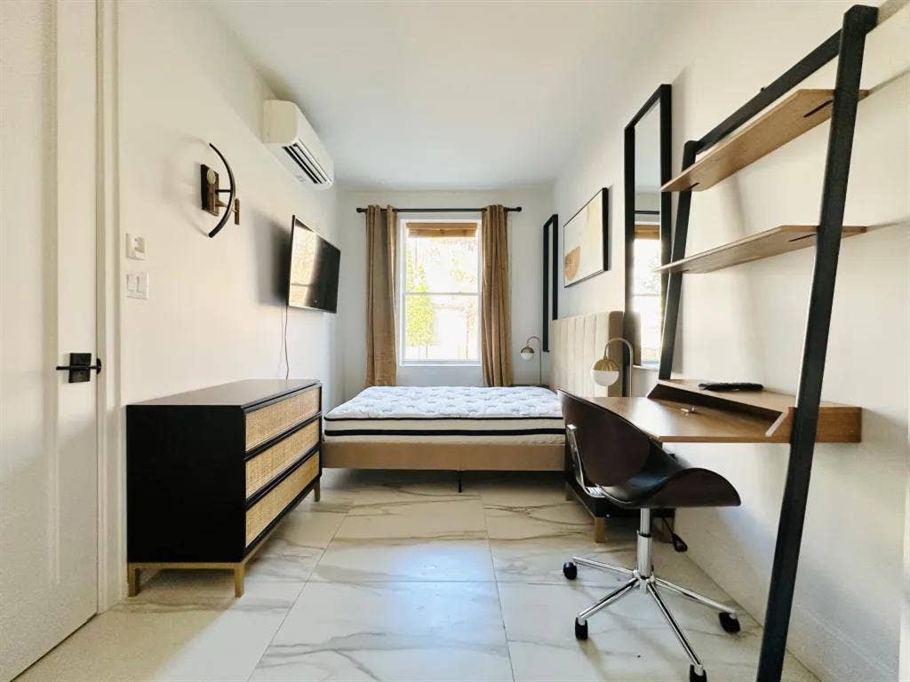 Willoughby Avenue Room #