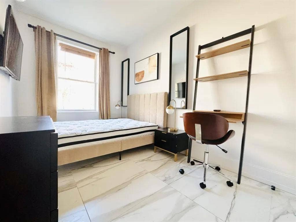 Willoughby Avenue Room #