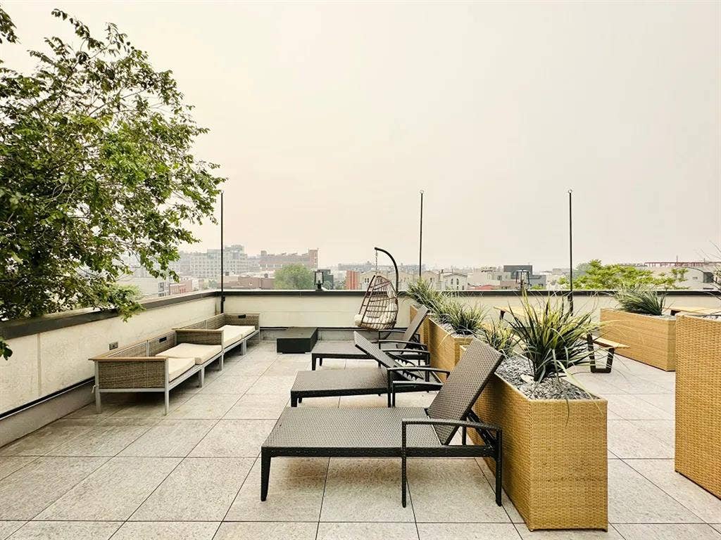 Willoughby Avenue Room #