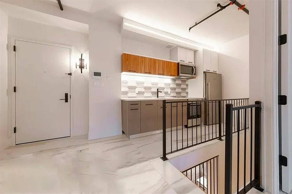 Willoughby Avenue Room #