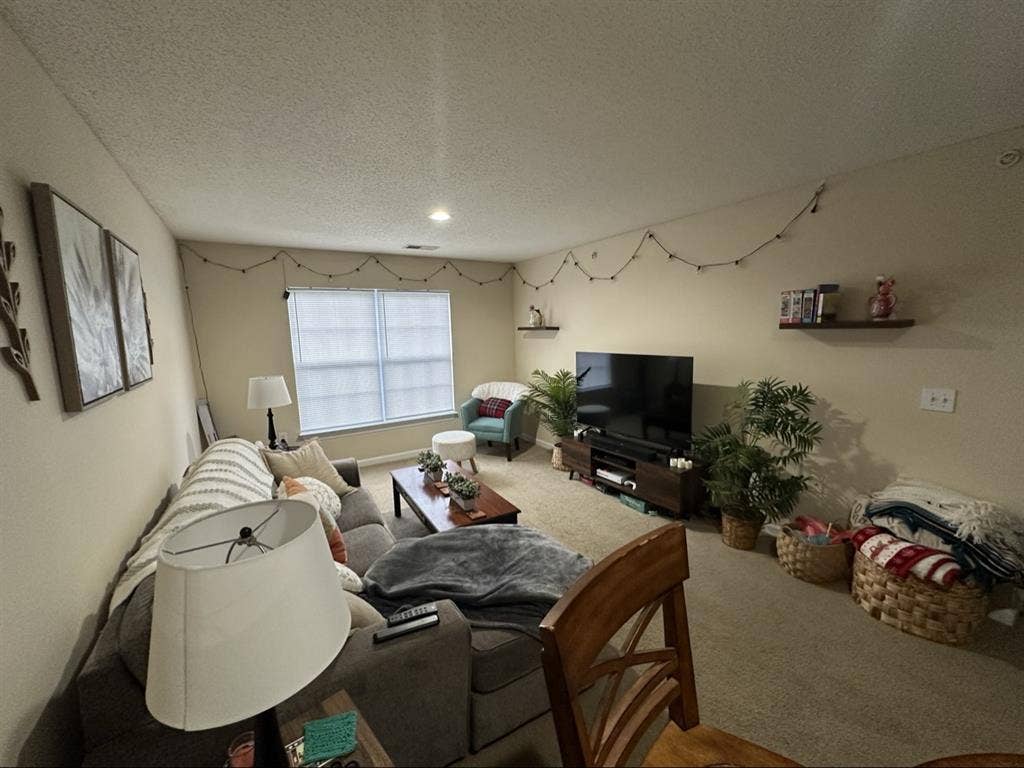 Hi everyone! URGENT LEASE TAKE OVER