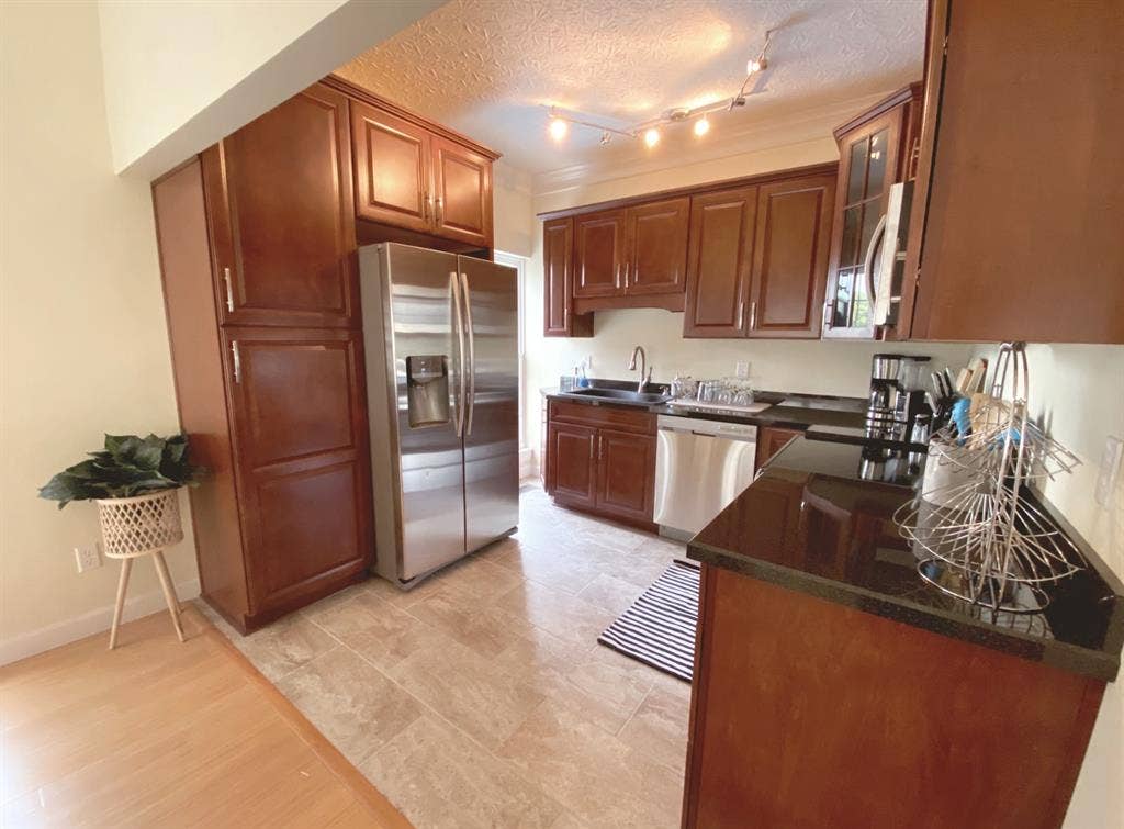 Room for Rent In MANSION w/ POOL!