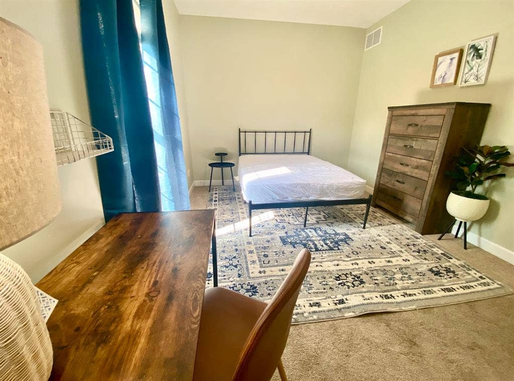 Room for Rent In MANSION w/ POOL!