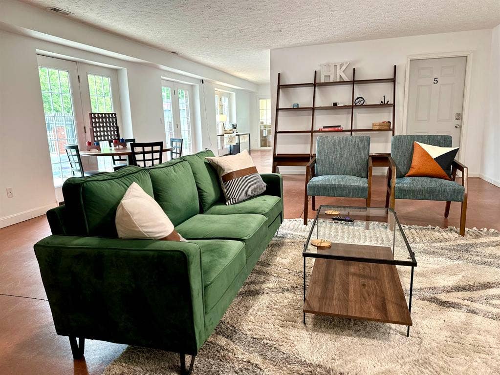 Room for Rent In MANSION w/ POOL!