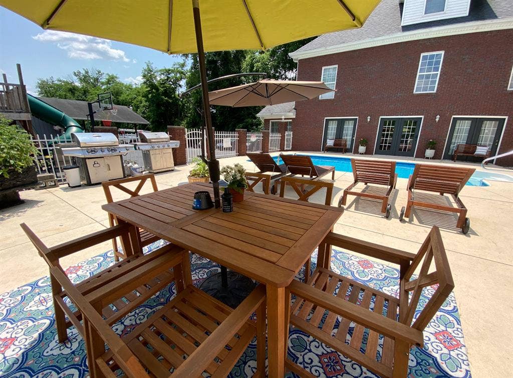 Room for Rent In MANSION w/ POOL!