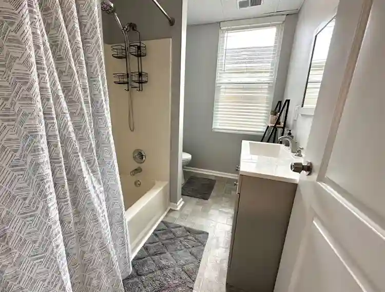 Room for Rent near IUS & Norton Hos