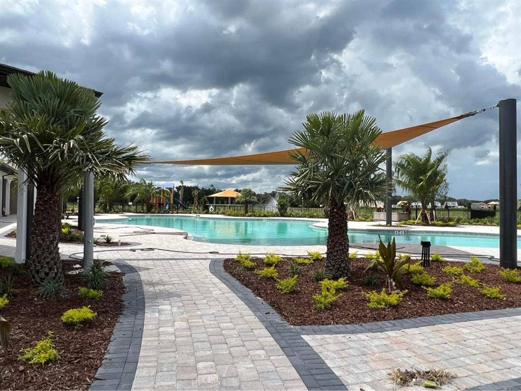 Large Room with Queen Bed