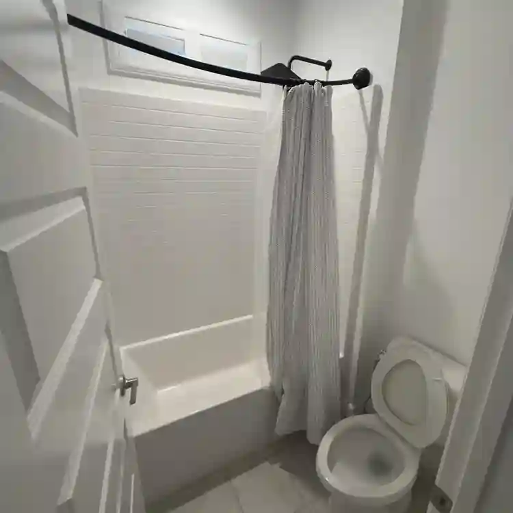 3 rooms available Room