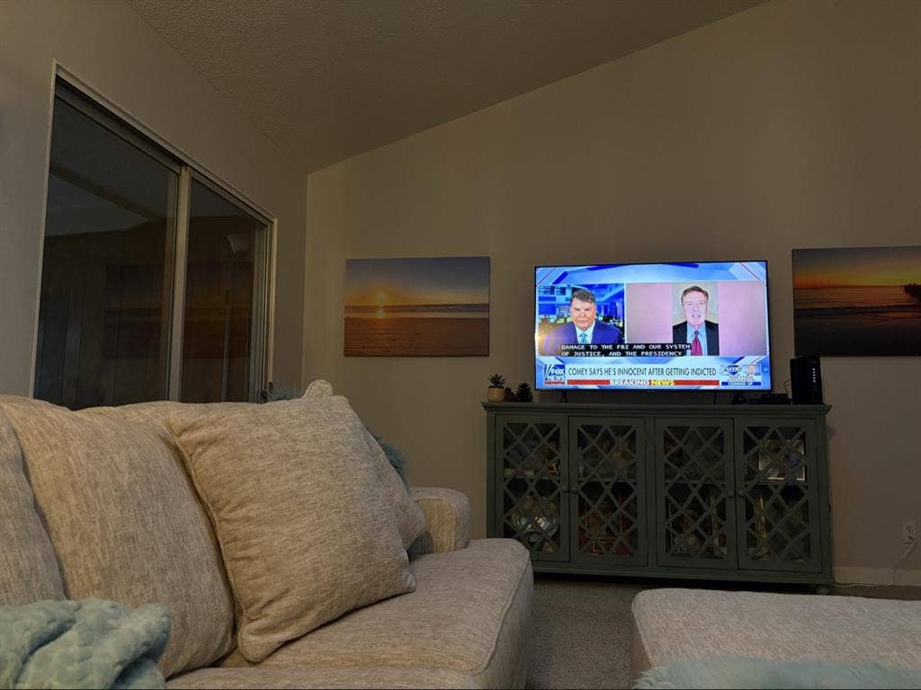 Room for rent, Wall mount Tv, Bath