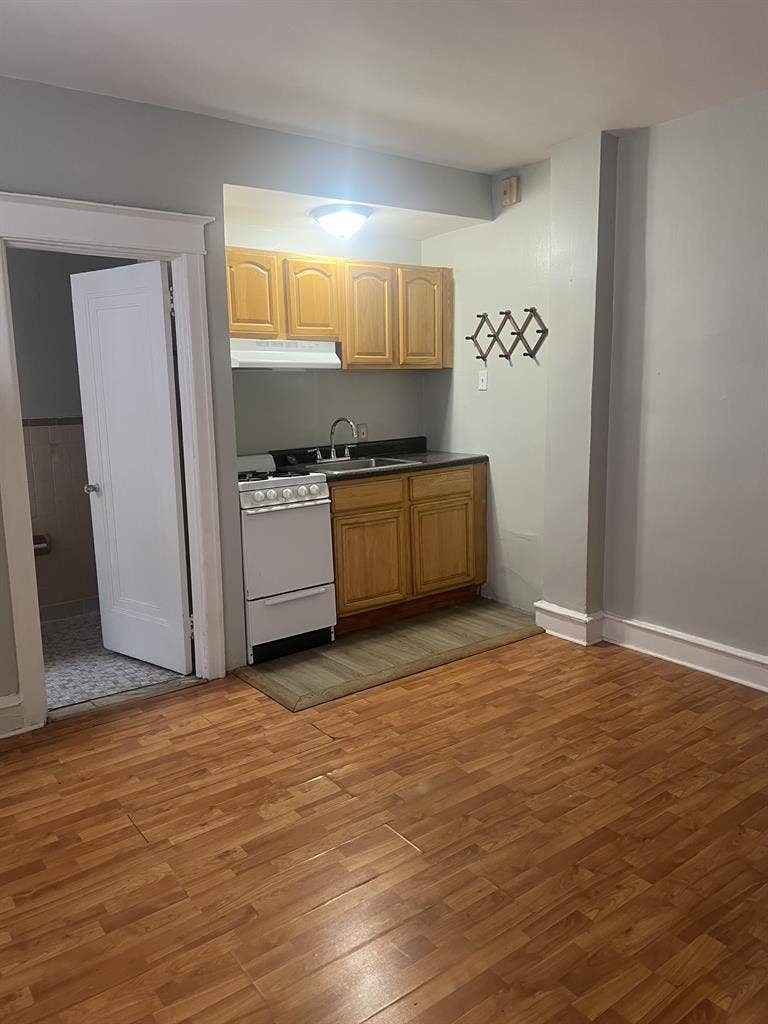 Studio Sublet in University City
