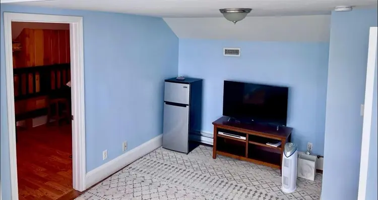 One bedroom, small full bath.