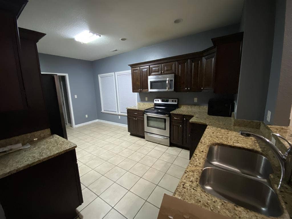 Room w/ Shared Bathroom