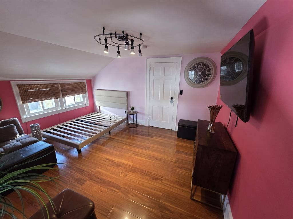 1 BR Mini Kitchen Private Full Bath