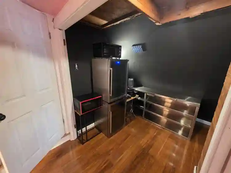 1 BR Mini Kitchen Private Full Bath