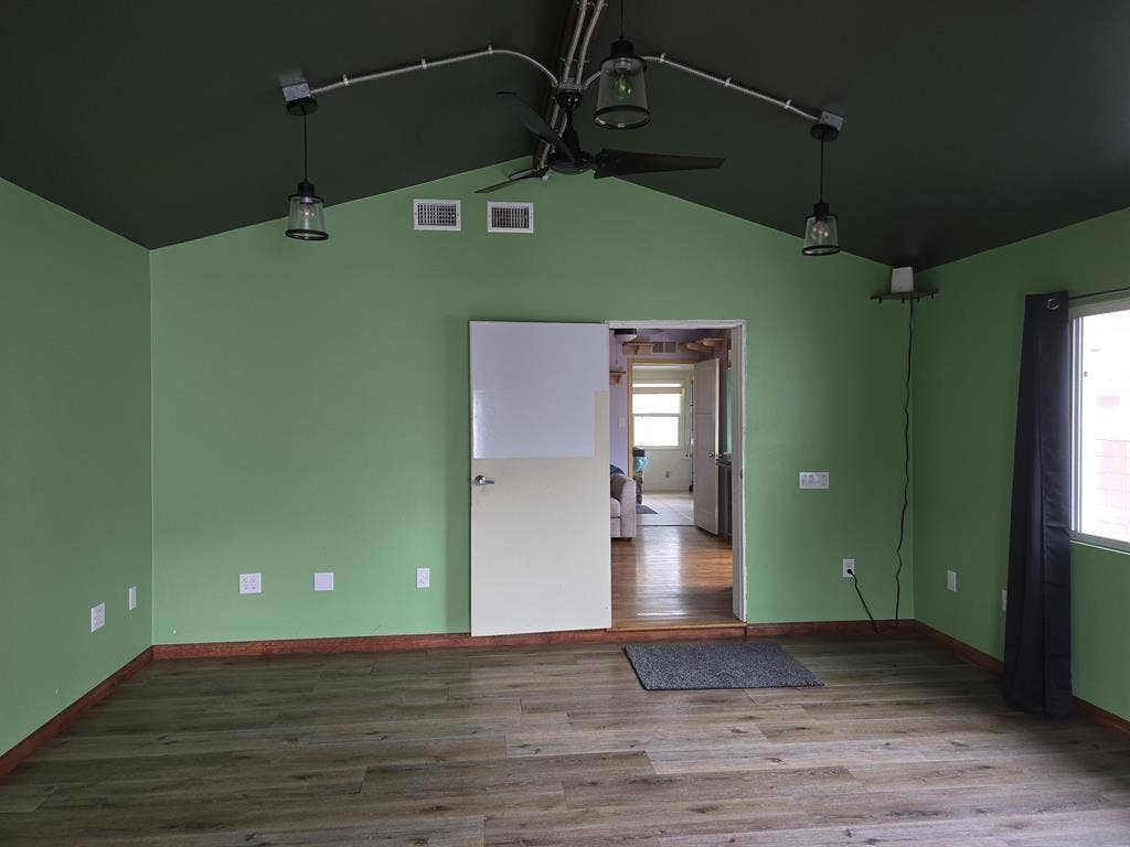 Large room in quiet neighborhood