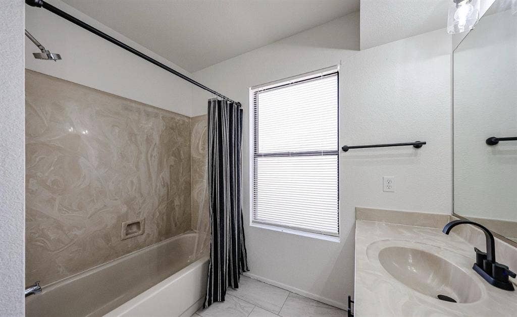 Looking for a female roomate
