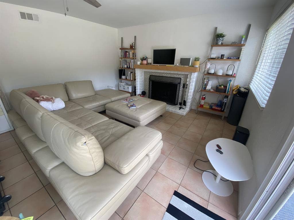 Room available in lovely La Costa!