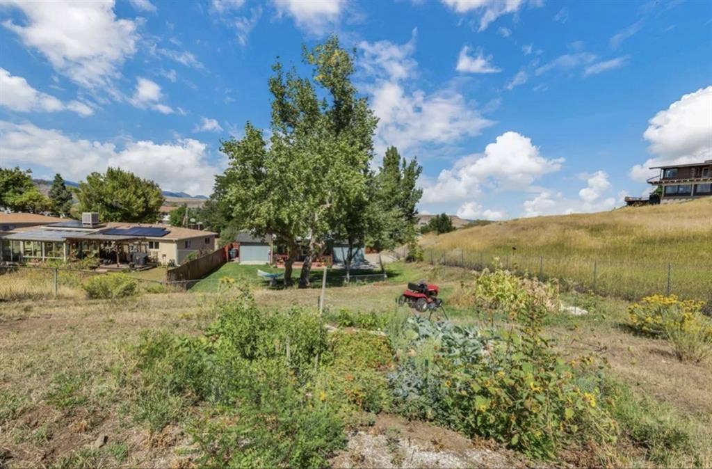 Looking for 2 roommates in Golden