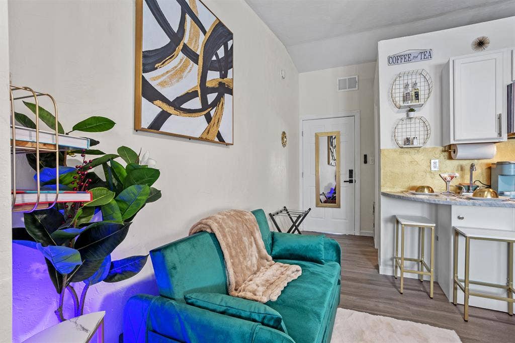 LUXURY STUDIO FOR RENT-all gold