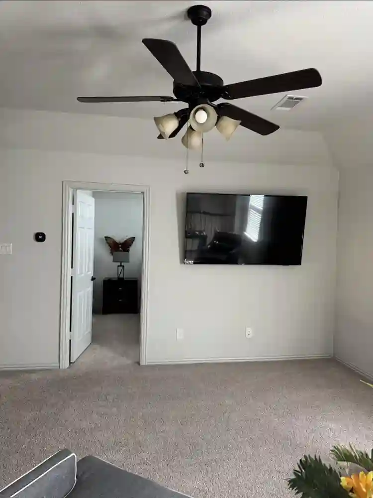 Spacious room/shared living room