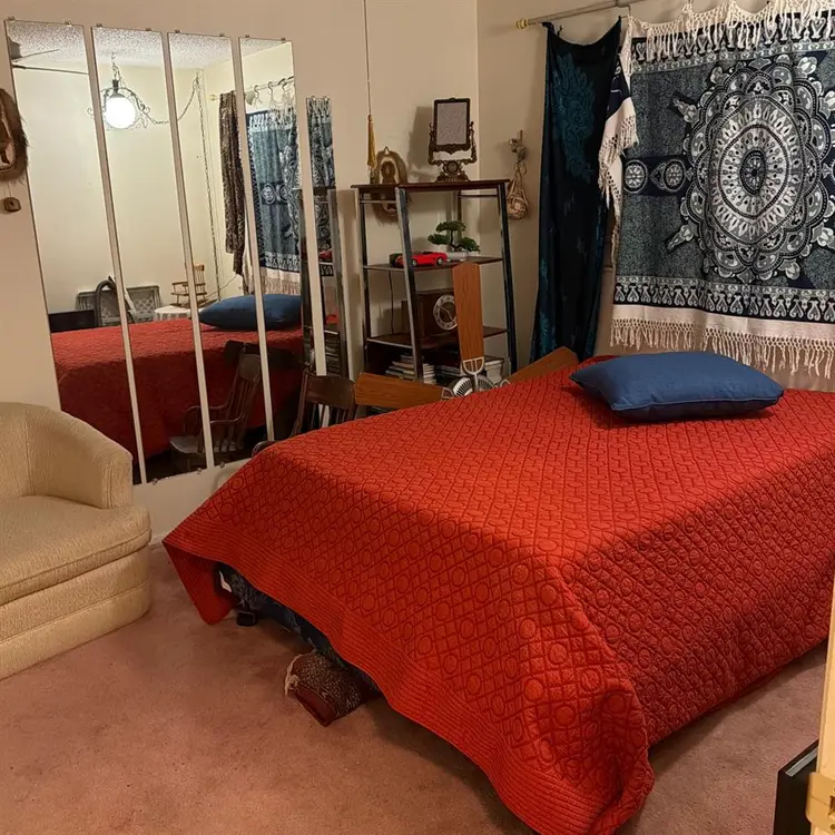 House to share and room for rent.