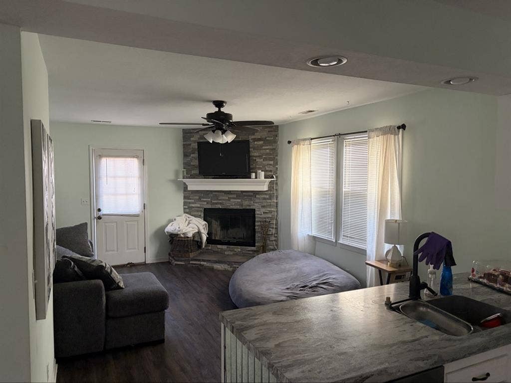 Master Bedroom 5-Min from KU