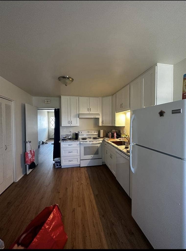 LOOKING FOR 
FEMALE ROOMMATE